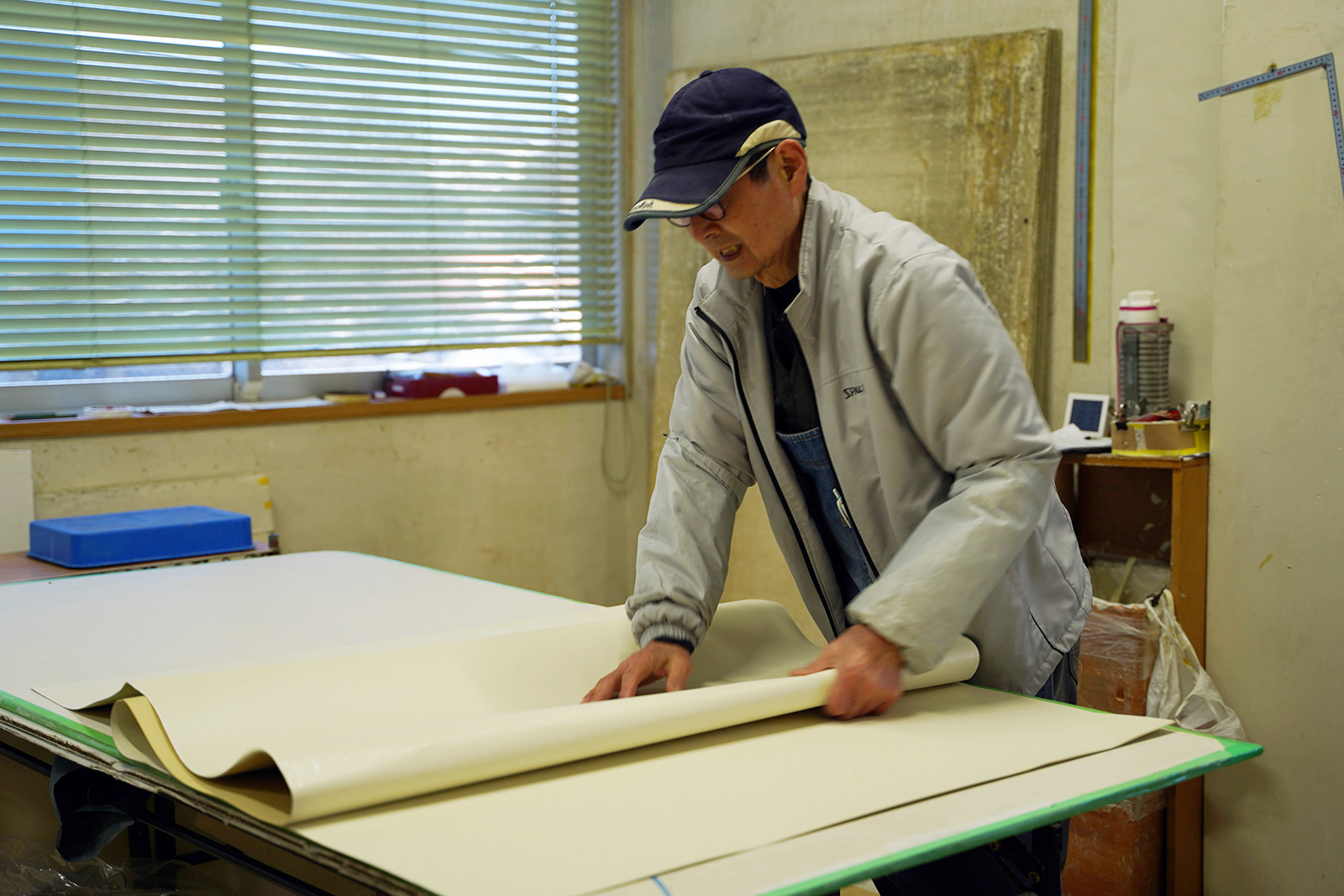 西沢表具店　作業中